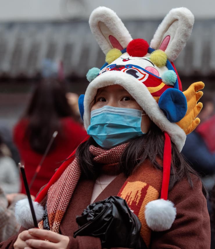 שנגחאי שורפים מקלות קטורת במקדש טאואיסטי ב סין חגיגות השנה הירחית החדשה שנת הארנב בצל מגפת הקורונה קורונה 