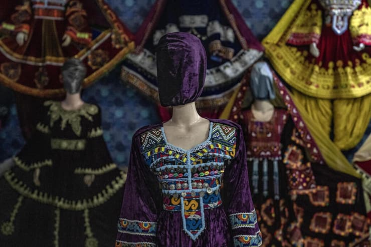אפגניסטן טליבאן בובות ראווה מכוסות חלונות חנויות בגדים