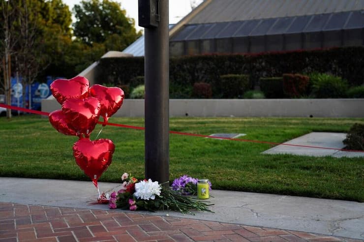 פרחים ותפילות ב  מונטריי פארק קליפורניה ארה"ב לזכר קורבנות ה טבח ירי ב מועדון ריקודים בעיר