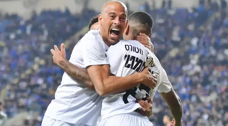 שחקני מכבי פתח תקווה חוגגים