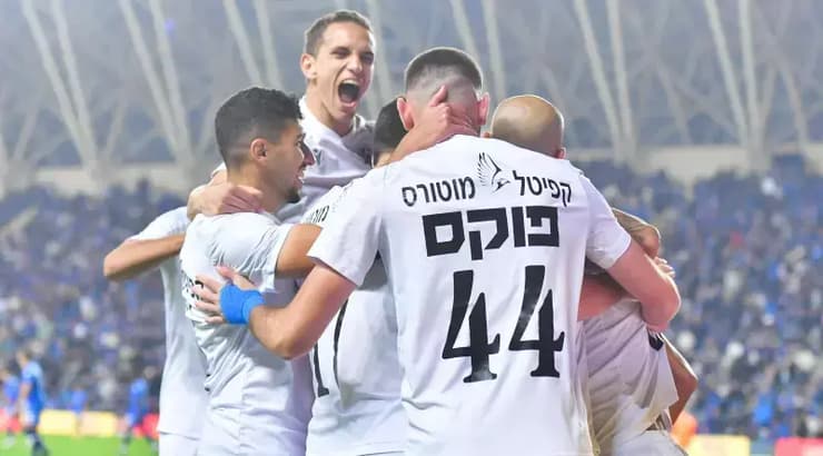 שחקני מכבי פתח תקווה חוגגים