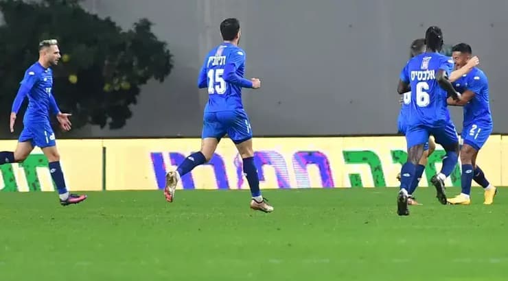 שחקני הפועל פתח תקווה חוגגים