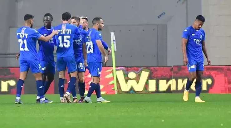 שחקני הפועל פתח תקווה חוגגים