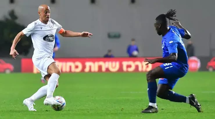 טל בן חיים עם הכדור