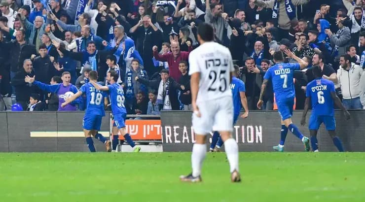 שחקני הפועל פתח תקווה חוגגים