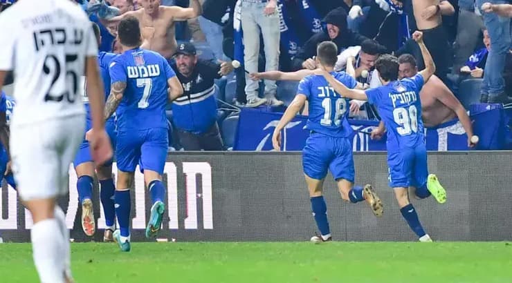 שחקני הפועל פתח תקווה חוגגים