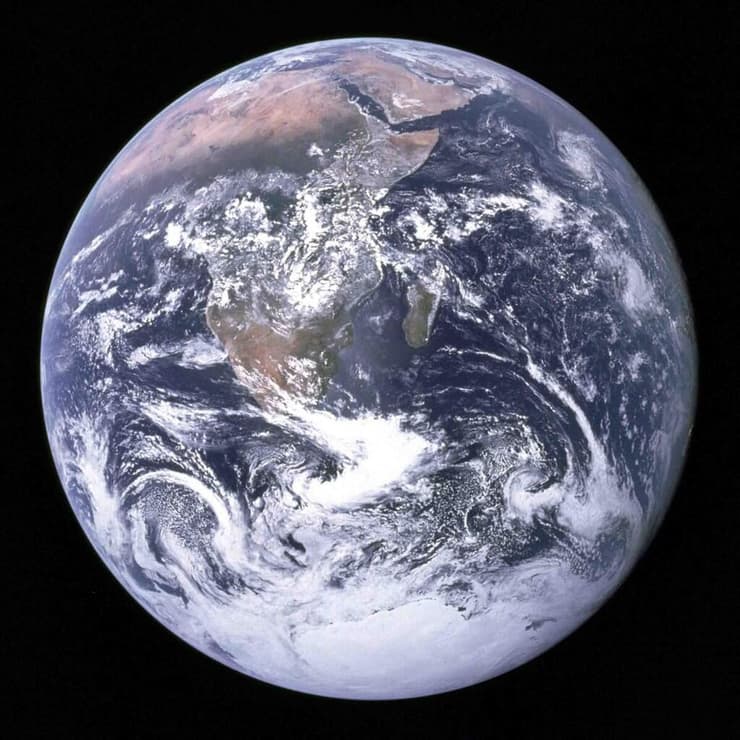 תצלום איקוני של כדור-הארץ שצולם ב-7 בדצמבר-1972 על-ידי הצוות של משימת החלל אפולו 17. שני חצאי הכדור – הצפוני והדרומי – נראים בהירים באותה המידה