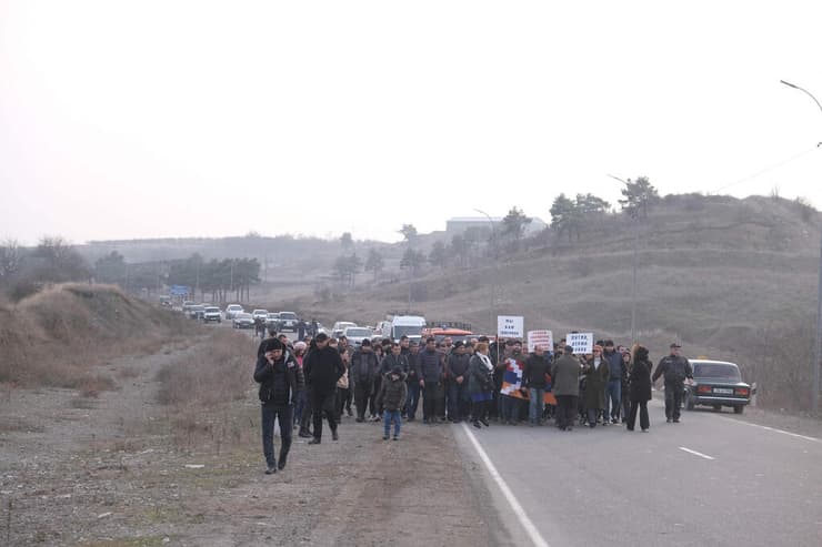 נגורנו קרבאך משבר ציר לאצ'ין ארמניה אזרבייג'ן מפגינים ארמנים צועדים לעבר עמדה של חיילים רוסים ב סטפנקרט