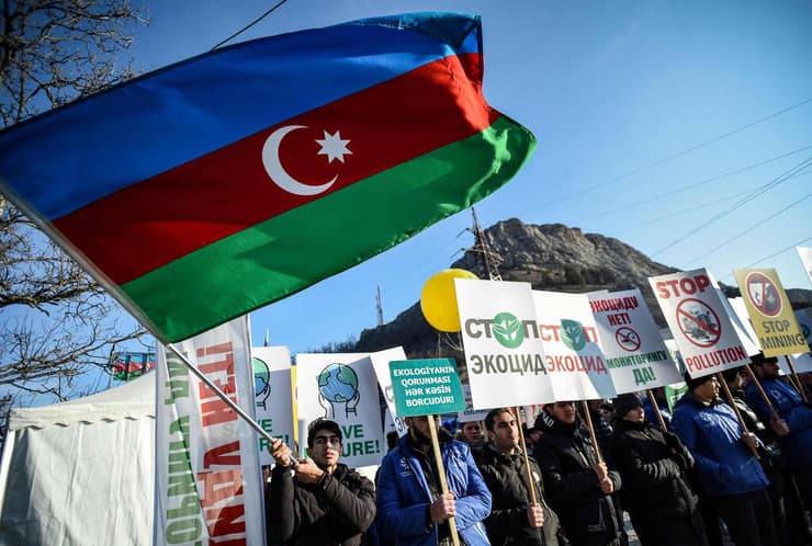 נגורנו קרבאך משבר ציר לאצ'ין ארמניה אזרבייג'ן מפגינים אזרים שטוענים שהם פעילי איכות סביבה מפגינים בציר