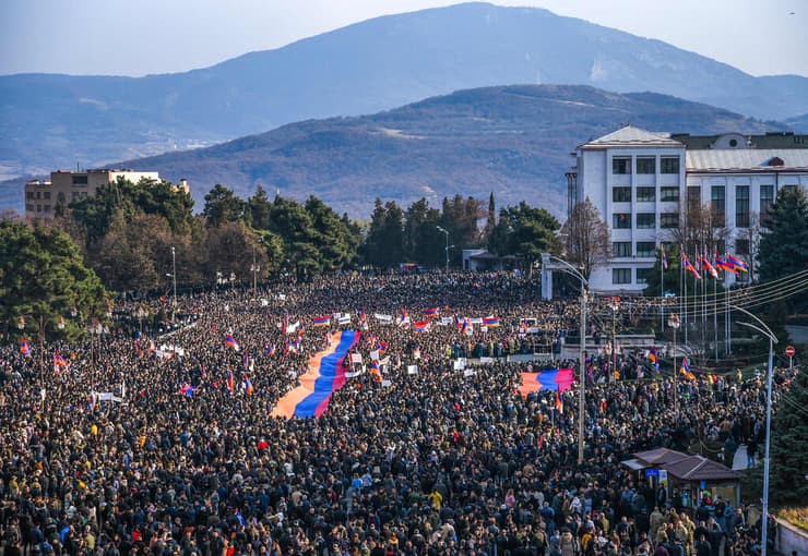 נגורנו קרבאך הפגנת ענק של ארמנים ב סטפנקרט משבר ציר לאצ'ין ארמניה אזרבייג'ן 25 דצמבר 2022