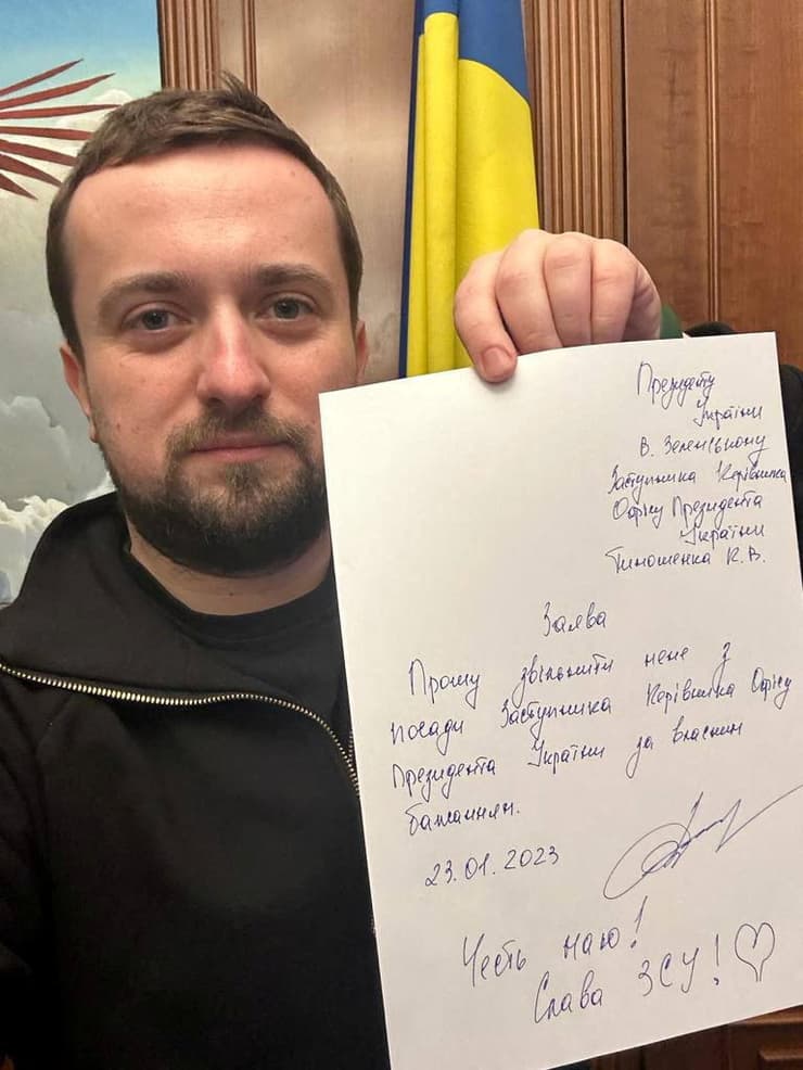 קירילו טימושנקו סגן ראש הלשכה של נשיא אוקראינה וולודימיר זלנסקי עם מכתב התפטרות