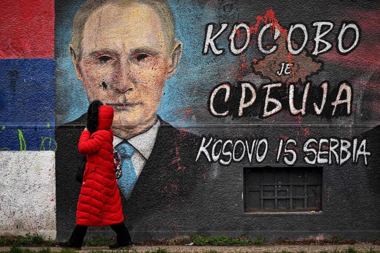 כתובת על הקיר ב בלגרד קוסובו היא סרביה ודמותו של ולדימיר פוטין נשיא רוסיה