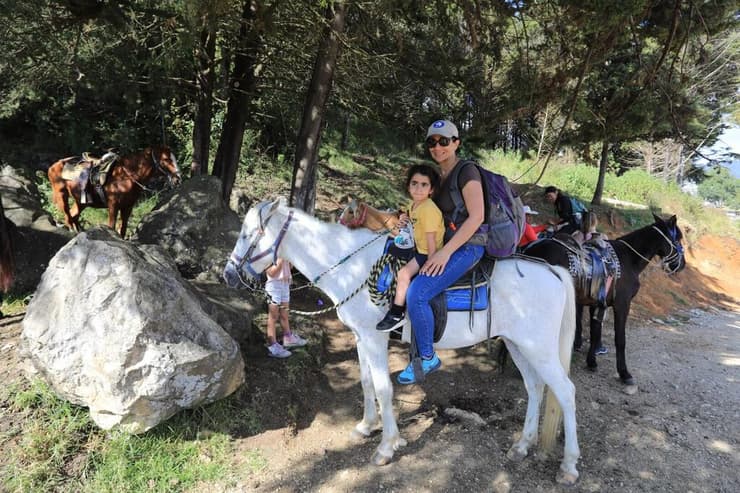 רוכבים על סוסים לכפר צ'אמולה