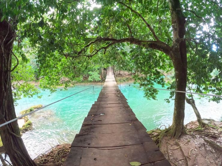 גשרון עץ מעל המים הכחולים