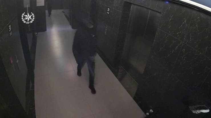 מצלמת אבטחה שתיעדה את תנועות החשודים בבניין