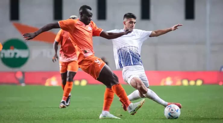 מוחמד במבה בפעולה