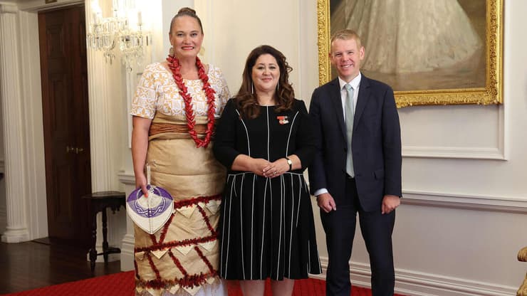 ראש ממשלת ניו זילנד כריס היפקינס, סגנית ראש הממשלה כרמל ספולוני והמושלת הכללית סינדי קירו בהשבעה