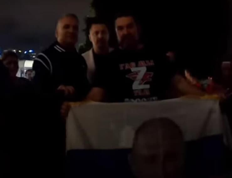 סרג'ן ג'וקוביץ' אביו של נובאק עם מפגינים פרו רוסיים