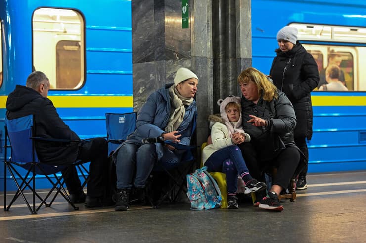 מוצאים מקלט ב תחנת מטרו ב קייב אוקראינה בעקרבות מתקפת טילים של רוסיה מלחמה