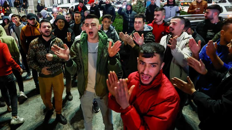 פלסטינים חוגגים את הפיגוע בחברון
