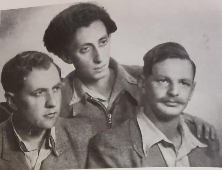 מימין: יצחק צוקרמן, אבא קובנר ושלום חולבסקי, באירוע גילוי הלוט מהאנדרטה של מורדי הגטאות בוורשה. אפריל 1948