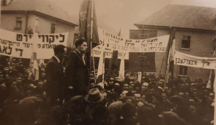הפגנה נגד בריטניה במחנה העקורים בברגן-בלזן, עם חזרת האונייה "אקסודוס" לגרמניה, ספטמבר 1947. על הבמה: יוסף רוזנזאפט (יו"ר מחנה הפליטים) ושלום חולבסקי (נואם)