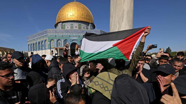 פלסטינים מפגינים בהר הבית