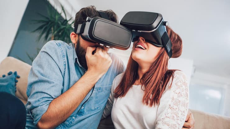 בני זוג עם משקפי מציאות מדומה