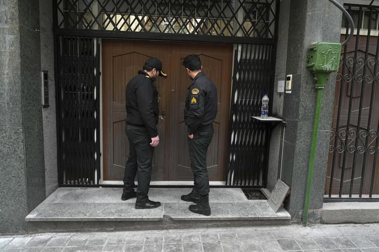 ירי לעבר שגרירות אזרבייג'ן ב איראן טהרן הרוג פצועים