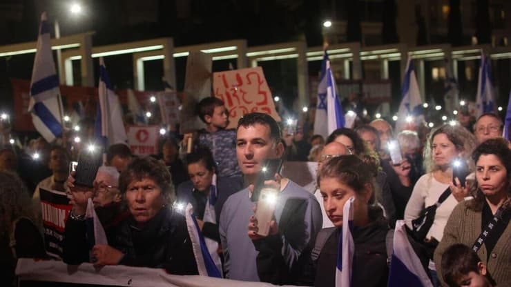 דקת דומיה בזמן הפגנת התנועה לאיכות השלטון בתל אביב נגד הממשלה