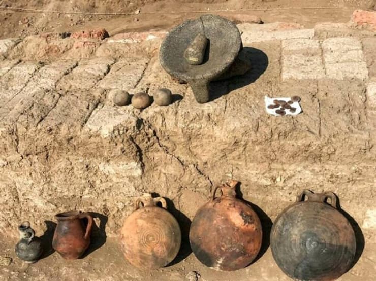 חלק מהחפצים שאותרו בחפירות העיר הרומית העתיקה בלוקסור, כולל מטבעות רומים וחפצים מחרס
