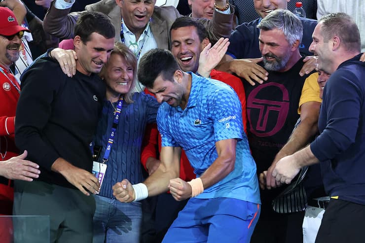 הטניסאי הסרבי נובאק ג'וקוביץ' חוגג עם משפחתו וחבריו