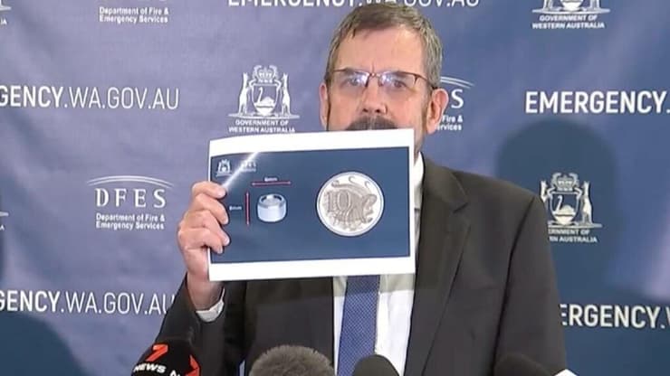 מערב אוסטרליה קצין בריאות ראשי אנדרו רוברטסון מציג תמונת קפסולה רדיואקטיבית ש אבדה בכביש