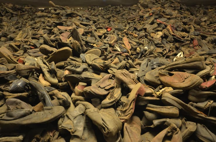 קרוב למאה אלף נעליים שהיו שייכות לקורבנות, מחכות לשימורן במחנה אושוויץ