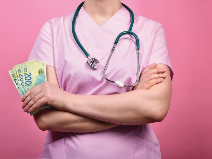 רופאה מחזיקה שטרות של כסף
