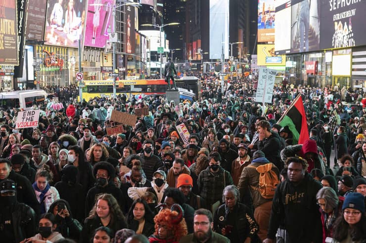 28 בינואר הפגנה ב ניו יורק בעקבות מעצר ומותו של טיירי ניקולס ב ממפיס ארה"ב
