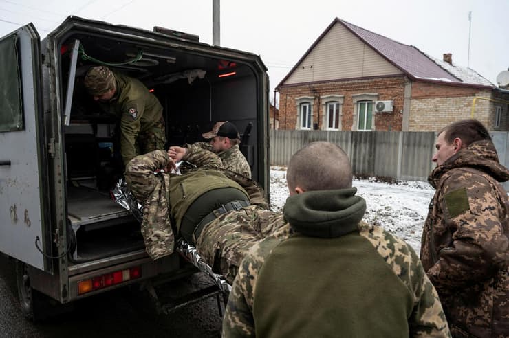 אוקראינה חייל אוקראיני פצוע מפונה ב אזור דונייצק