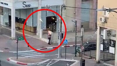 תיעוד: גבר יורה זיקוקים ברחוב סוקולוב ברמת השרון