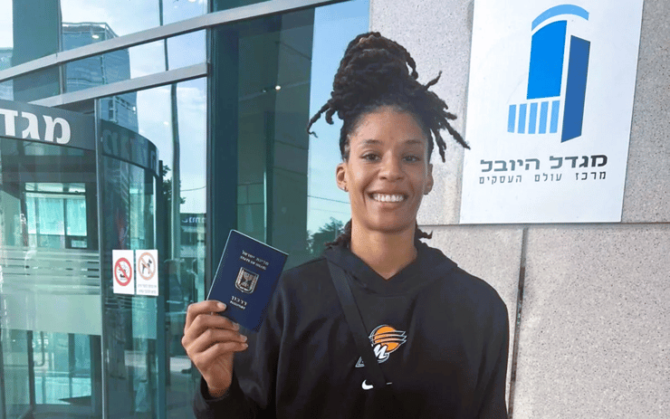 הכדורסלנית ג'ני סימס עם תעודת הזהות הישראלית