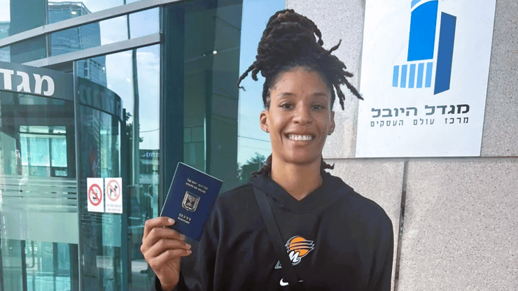 הכדורסלנית ג'ני סימס עם תעודת הזהות הישראלית