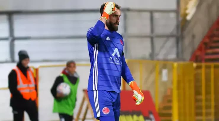 מתן זלמנוביץ'. גרם לפנדל אך עצר (שחר גרוס) מתן זלמנוביץ'. גרם לפנדל אך עצר