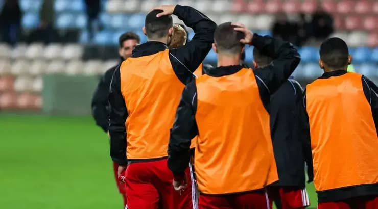 בספסל של אשדוד לא מאמינים למראה עיניהם (שחר גרוס) בספסל של אשדוד לא מאמינים למראה עיניהם