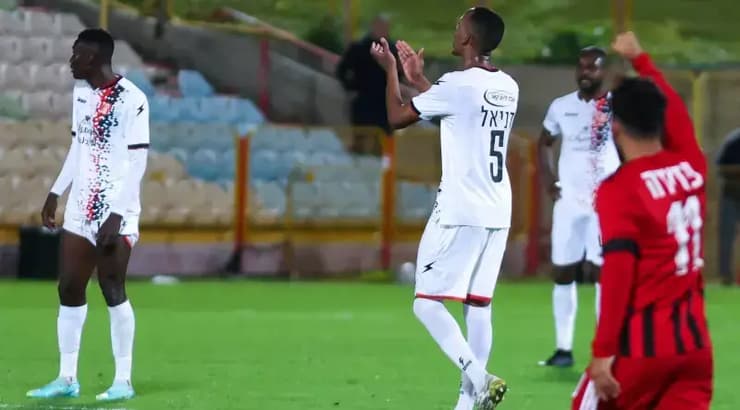 שחקני הפועל אום אל פאחם מאוכזבים (שחר גרוס) שחקני הפועל אום אל פאחם מאוכזבים