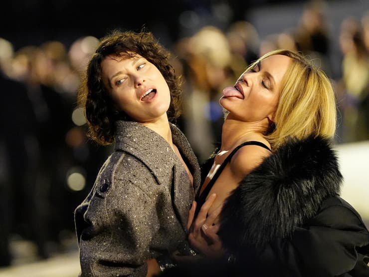 שלום הארלו ואמבר ולטה בתצוגת אופנה של סן לורן, 2022