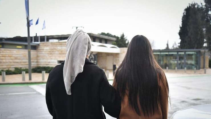 הילה (שם בדוי) וסוהרת נוספת מול בית הנשיא, ירושלים
