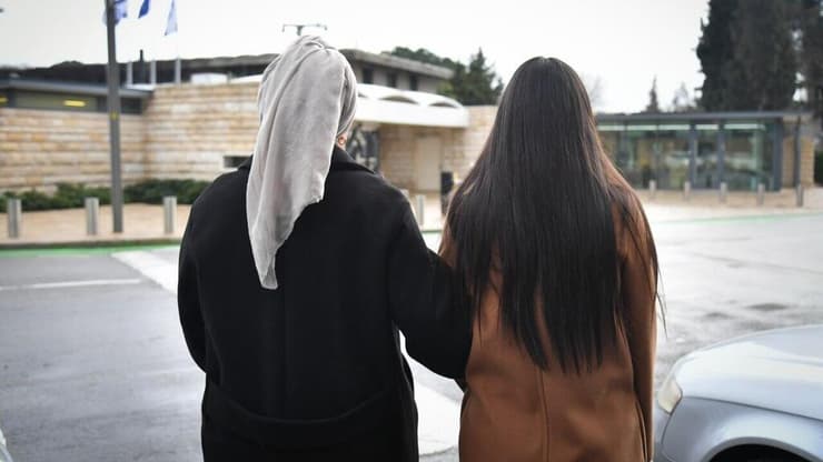 הילה (שם בדוי) וסוהרת נוספת מול בית הנשיא, ירושלים