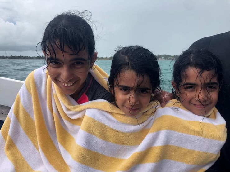 מזג אוויר טרופי, הילדים עטופים במגבת אחרי הגשם