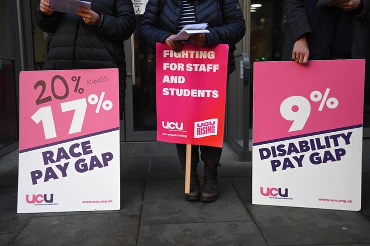 הפגנה מחוץ ל קינגס קולג' ב לונדון שביתה בריטניה