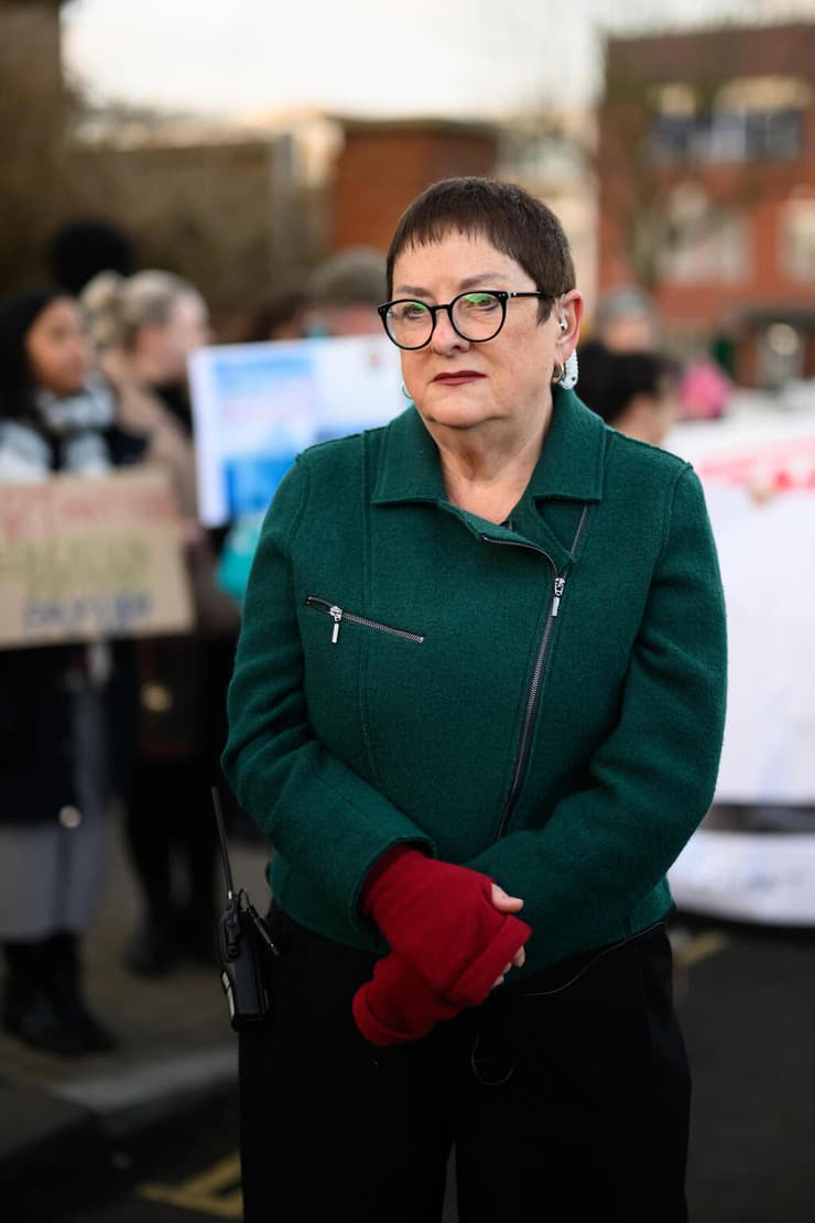 מרי באוסטד ראש איגוד מורים ב בריטניה שמשתתף שביתה 
