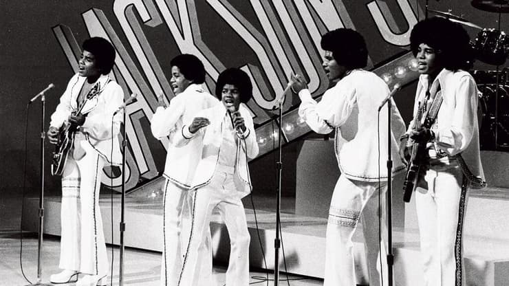 מייקל ג'קסון עם אחיו בחמישיית הג'קסונים ב־1972. מימין: ג'רמיין, ג'קי, מייקל, מרלון וטיט